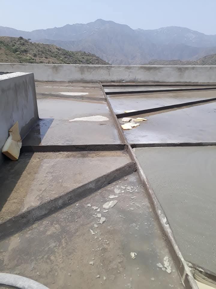 سطح مبنى حديث مغطى بطبقة الخرسانة الرغوية البيضاء تحت سماء زرقاء صافية